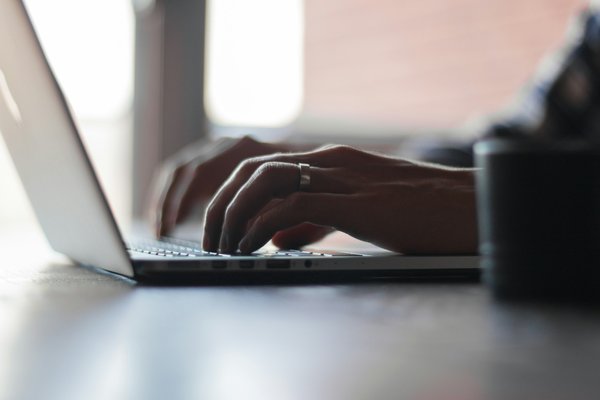 Quelles sont les meilleures pratiques pour la gestion des identités dans un environnement de microservices?