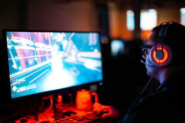 Quels sont les aspects techniques à considérer pour développer un système de matchmaking basé sur les compétences dans les jeux de sport?