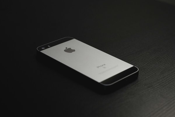 Comment configurer les messages SOS sur un iPhone SE pour une sécurité accrue ?